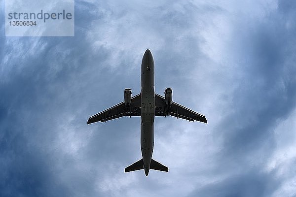 Flugzeug in einem dramatischen stürmischen Himmel  Vereinigtes Königreich  Europa