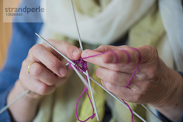 Hände einer strickenden Seniorin  Deutschland  Europa