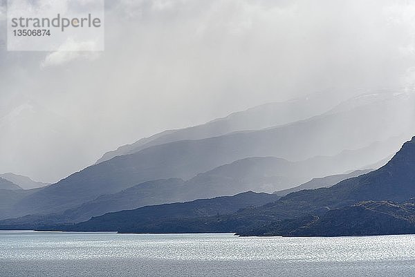 Wolken über den Bergen am See Lago General Carrera (oder auch Lago Buenos Aires in Argentinien)  Patagonien  Chile  Südamerika