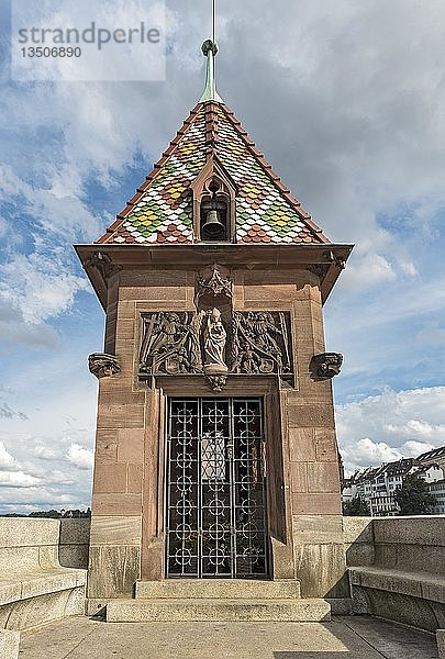 Kapelle auf der Mittleren Rheinbrücke  in Basel  Schweiz  Europa