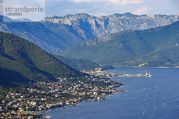 Baosici und Bijela  in der Nähe von Herceg Novi  Blick von der Halbinsel Lustica  Äußere Bucht von Kotor  Montenegro  Europa