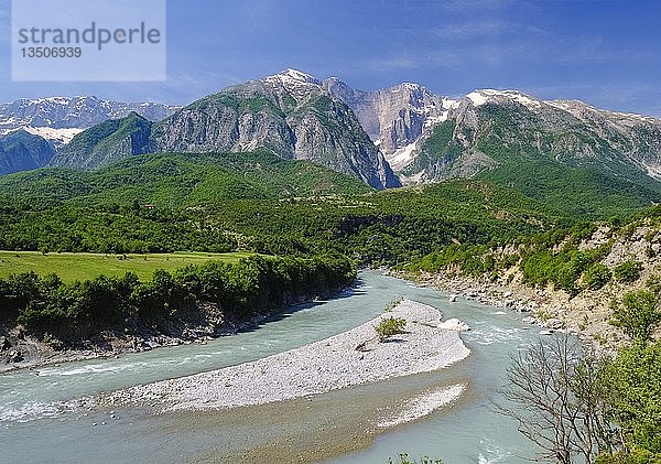 Fluss Vjosa  Oberes Vjosa-Tal  bei Strëmbec  Region Permet  Bezirk Gjirokastra  Gjirokastër  Albanien  Europa