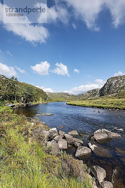 Der fischreiche Fluss Laxford wird von Loch Stack gespeist und mündet in Loch Laxford  Sutherland  Schottland  Vereinigtes Königreich  Europa