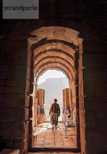 Tourist am Eingang zu einem der Königsgräber  in Fels gehauenes Mausoleum  Nabatäerstadt Petra  nahe Wadi Musa  Jordanien  Asien