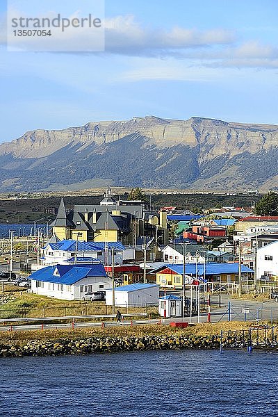 Stadtansicht  Golf Almante Montt  Puerto Natales  Provinz Ãšltima Esperanza  Chile  Südamerika