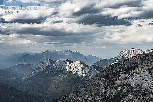 Markante Bergkette  dramatische Stimmung  Ashlar Ridge  Jasper National Park  British Columbia  Kanada  Nordamerika