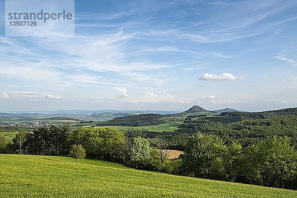 Aussichtspunkt Hegaublick mit Panoramablick auf die Vulkankegel von Hohenstoffeln  Hohenhewen  Hohentwiel und HohenkrÃ¤hen  Baden-WÃ¼rttemberg  Deutschland  Europa