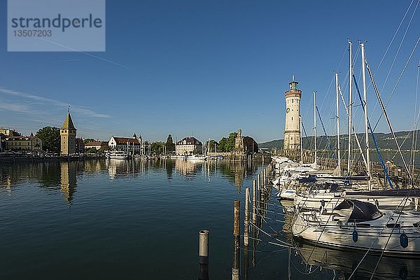 Hafen mit Mangturm und Leuchtturm  Lindau  Bodensee  Bayern  Deutschland  Europa