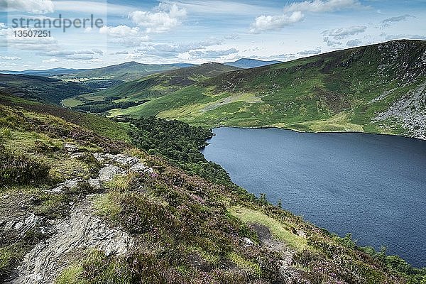 Der Bergsee Lough Tay im Wicklow-Nationalpark  Grafschaft Wicklow  Irland  Europa