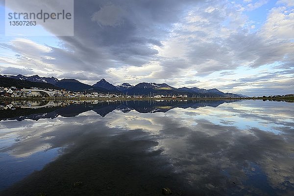 Ushuaia mit Wolken  die sich im Beagle-Kanal spiegeln  Ushuaia  Provinz Tierra del Fuego  Feuerland  Argentinien  Südamerika