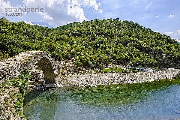 Osmanische Steinbogenbrücke Ura e Kadiut  Fluss Lengarica  Lengaricë  bei Permet  Nationalpark Hotova-Dangell  Qar Gjirokastra  Gjirokastër  Albanien  Europa