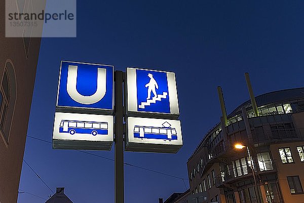 Beleuchtete Hinweisschilder an U-Bahnhöfen  U-Bahnen  Bussen  Straßenbahnen  München  Oberbayern  Bayern  Deutschland  Europa