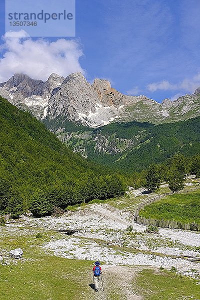 Wanderin im Kukaj-Tal  Valbona-Nationalpark  Albanische Alpen  Prokletije  Qar Kukes  Albanien  Europa