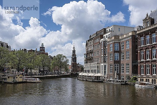 Blick über die Amstel auf Munttoren  Amsterdam  Nordholland  Niederlande
