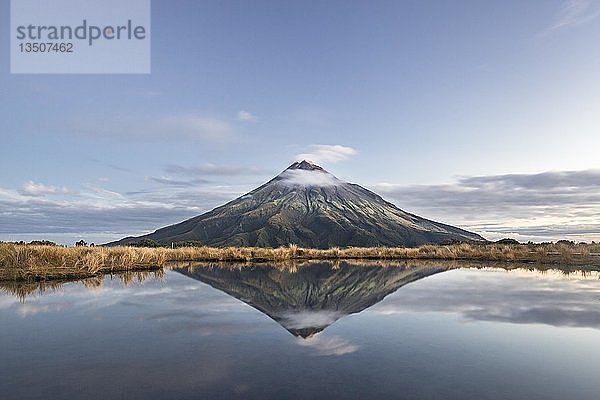 Stratovulkan Mount Taranaki oder Mount Egmont reflektiert in Pouakai Tarn  Mount Egmont National Park  Taranaki  Nordinsel  Neuseeland  Ozeanien