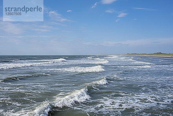 Wellen am Strand  Nordseeküste bei Wijk aan Zee  Nordholland  Niederlande