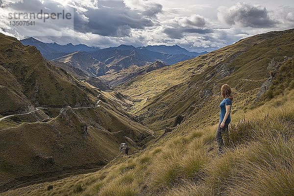 Weibliche Wanderin blickt hinunter zum Skippers Canyon  Queenstown  Otago  Südinsel  Neuseeland  Ozeanien