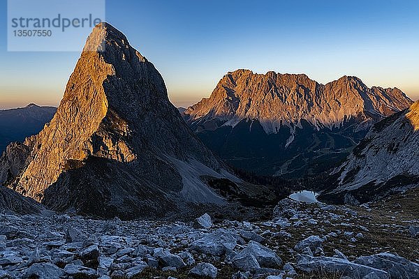 Gipfel der Sonnenspitze mit Zugspitze im Hintergrund im Abendlicht  Ehrwald  AuÃŸerfern  Tirol  Österreich  Europa