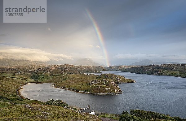 Lichtstimmung mit Regenbogen über dem Meeresarm Loch Inchard  Kinlochbervie  Sutherland  Nordwestliche Highlands  Schottland  Vereinigtes Königreich  Europa