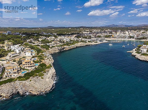 Drohnenaufnahme  Küste von Porto Cristo mit Naturhafen  Cala Manacor  Porto Cristo  Mallorca  Balearische Inseln  Spanien  Europa