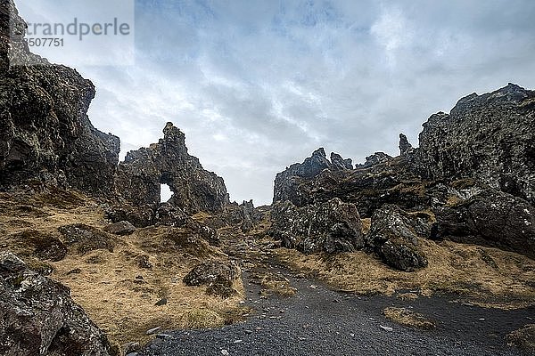 Felsbogen  vulkanisches Gestein am Strand von Djúpalónssandur  Halbinsel Snæfellsnes  Westisland  Island  Europa