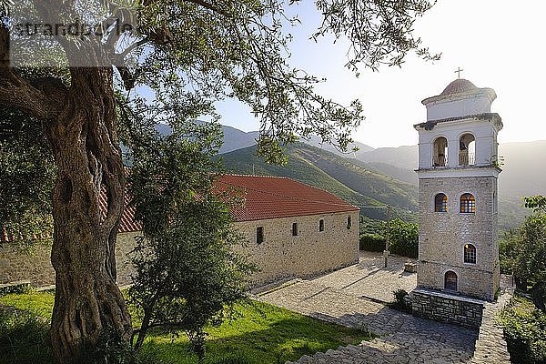 Orthodoxe Allerheiligenkirche mit Glockenturm  altes Bergdorf Himara  Himarë  Qark Vlora  Albanien  Europa