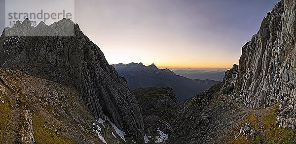Panoramablick vom Törlgatterl  Meilerhütte  Richtung Zugspitze und Alpspitze bei Sonnenuntergang  Garmisch-Partenkirchen  Wettersteingebirge  Bayern  Deutschland  Europa