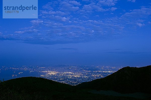 Morgenstimmung über Neapel  Panoramablick vom Gipfel des Vesuvs  Kampanien  Italien  Europa
