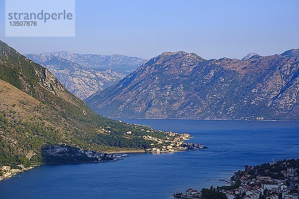 Dorf Prcanj  Blick von der Festung Sveti Ivan  Bucht von Kotor  Montenegro  Europa