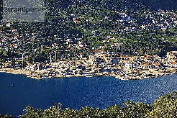 Baustelle des Hotelkomplexes Portonovi in Kumbor  nahe Herceg Novi  Blick von der Halbinsel Lustica  Äußere Bucht von Kotor  Montenegro  Europa