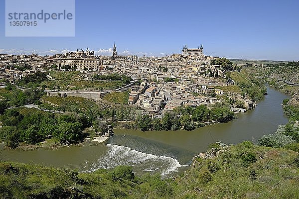 Blick über den Tejo auf die Altstadt von Toledo  Castilla la Mancha  Spanien  Europa