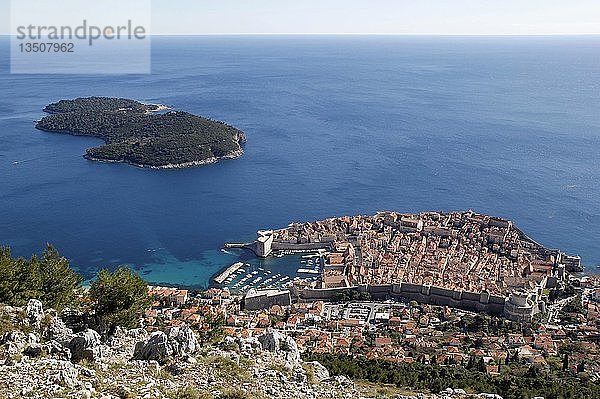 Historisches Zentrum von Dubrovnik und Insel Lokrum  Blick vom Berg Srd  Kroatien  Europa