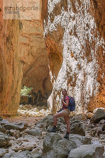Wanderin in einer Schlucht  FelswÃ?nde der Garganta Verde  Sierra de CÃ¡diz  CÃ¡diz  Spanien  Europa