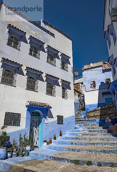 Treppe durch enge Gasse  blaue Häuser  Medina von Chefchaouen  Chaouen  Tanger-TÃ©touan  Marokko  Afrika