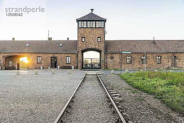 Eisenbahn  die zum Haupteingang des Konzentrationslagers Auschwitz führt  heute Museum  Polen  Europa