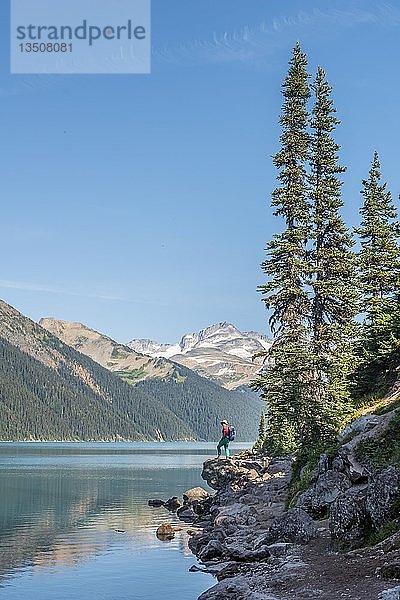 Wanderer am Garibaldi Lake  türkisfarbener Bergsee  Spiegelung einer Bergkette  Guard Mountain und Deception Peak  Gletscher  Garibaldi Provincial Park  British Columbia  Kanada  Nordamerika