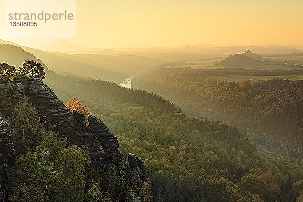Blick von den Schrammsteinen ins Elbtal  Elbsandsteingebirge  Sächsische Schweiz  Sachsen  Deutschland  Europa