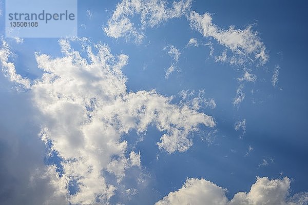 Blauer Himmel mit Wolken  schönes Wetter  Bayern  Deutschland  Europa