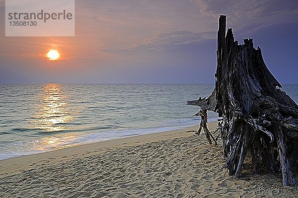 Sonnenuntergang am Sai Kaew Strand  Phuket  Thailand  Asien