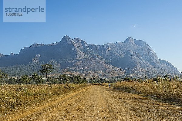 Staubige Straße  die zu den Granitgipfeln des Mount Mulanje führt  Malawi  Afrika