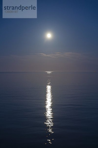 Mond spiegelt sich in ruhigem Wasser  Ostsee  Sassnitz  Mecklenburg-Vorpommern  Deutschland  Europa
