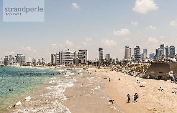 Menschen am Strand  Alma Beach  Blick auf die Skyline von Tel Aviv mit Wolkenkratzern  Tel Aviv  Israel  Asien