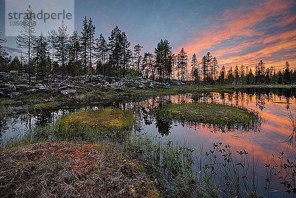 Sonnenuntergang  orange Wolken spiegeln sich im See  Wald  kleine Inseln mit Gras  KittilÃ¤  Lappi  Finnland  Europa