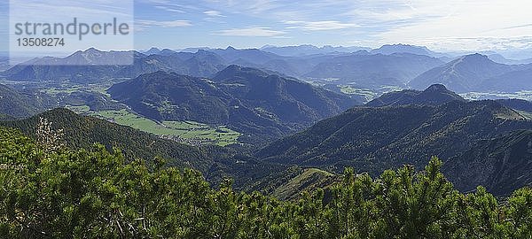 Chiemgauer Alpen mit Hochgern und Berchtesgadener Alpen mit Hoher GÃ¶ll und Watzmann und Loferer Steinberge  vom Geigelstein  Chiemgau  Oberbayern  Bayern  Deutschland  Europa