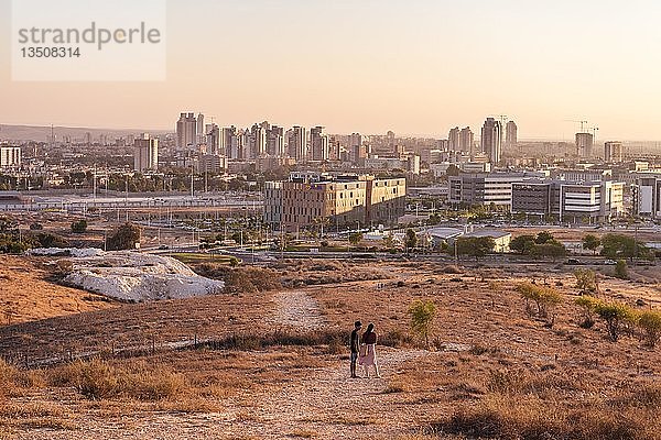 Abendstimmung  Zwei Personen auf einem Weg  Blick auf Wolkenkratzer von Be'er Scheva  Israel  Asien