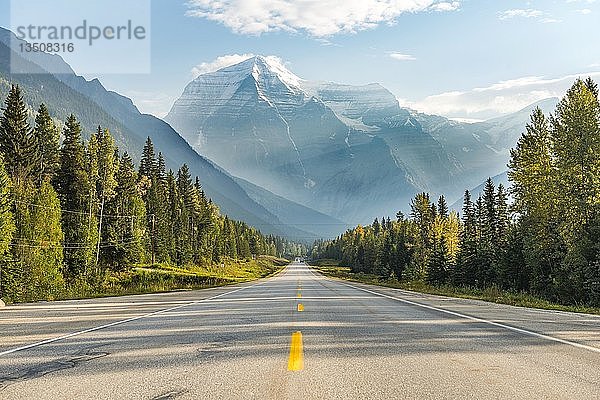 Highway  schneebedeckte Berge im Hintergrund  Mt. Robson  Yellowhead Highway 16  British Columbia  Kanada  Nordamerika