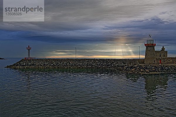 Leuchtturm im Hafen von Howth  Dublin  Provinz Leinster  Irland  Europa