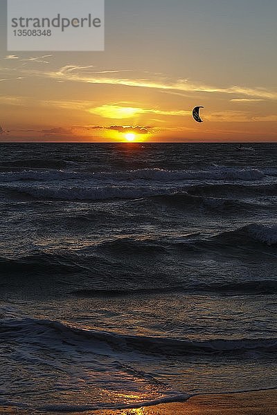 Kitesurfer bei Sonnenuntergang  Ostsee  Wustrow  Mecklenburg-Vorpommern  Deutschland  Europa