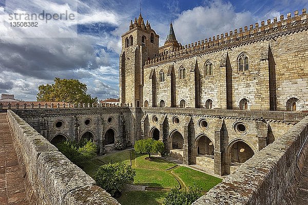Kathedrale BasÃ© de Nossa Senhora da AssunÃ§Ã£o  Kreuzgang und Garten  UNESCO-Weltkulturerbe  Ã‰vora  Alentejo  Portugal  Europa