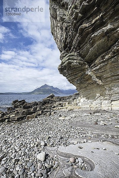 Tafoni  verwitterte Felsen in der Bucht von Elgol  am Horizont die Cuillin Hills  Western Highlands  Isle of Skye  Schottland  Vereinigtes Königreich  Europa